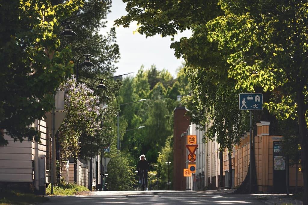 Mukava Saunallinen Kaksio Omalla Sisaeaenkaeynnillae Ja Ilmaisella Autopaikalla Kuopio Exterior foto